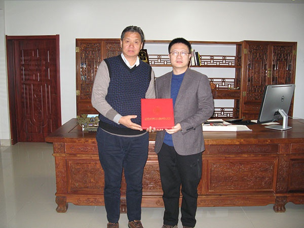 General Manager Liu Zhitao took a group photo with Professor Jin Xiangyu from Donghua University in Shanghai